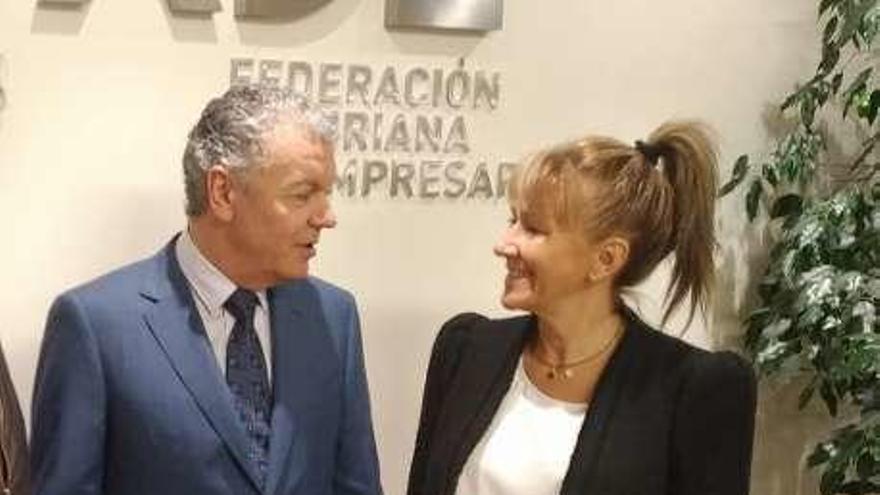 Belarmino Feito, presidente de FADE, con Paloma Gázquez, tras su reunión, ayer por la mañana.