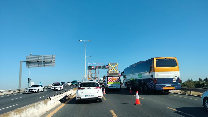 Un accidente en el puente del Centenario provoca kilómetros de retención