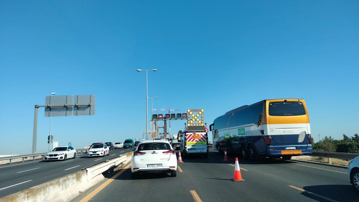 Vehículos de conservación de carreteras trabajando en el lugar