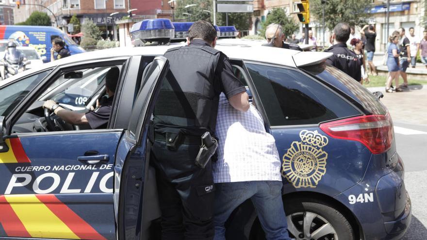 El atracador es detenido tras intentar escapar en taxi después de su asalto a un banco en Begoña.