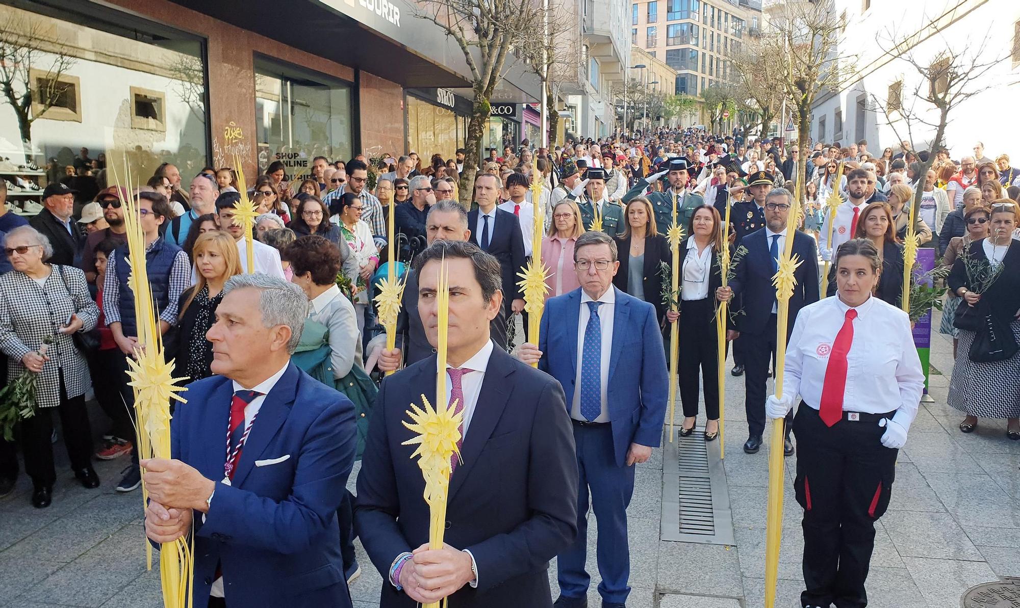 Cientos de fieles acompañan a la 'Borriquita' y bendicen sus ramos en Vigo