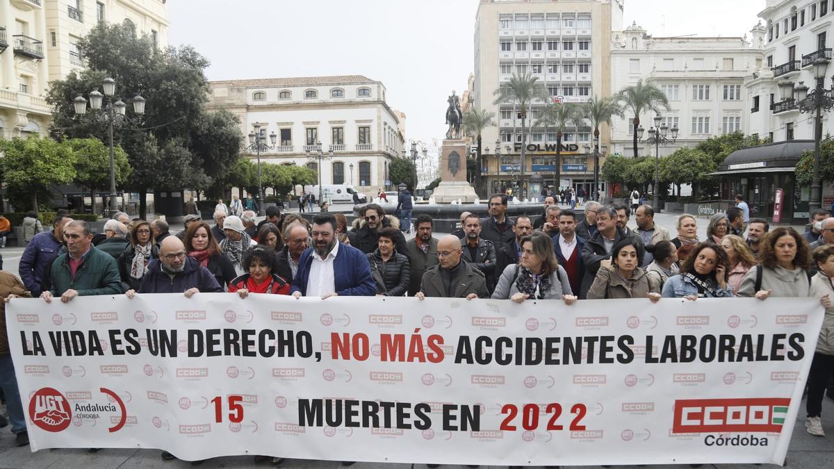 Concentración de los sindicatos CCOO y UGT, este martes, en la plaza de las Tendillas.