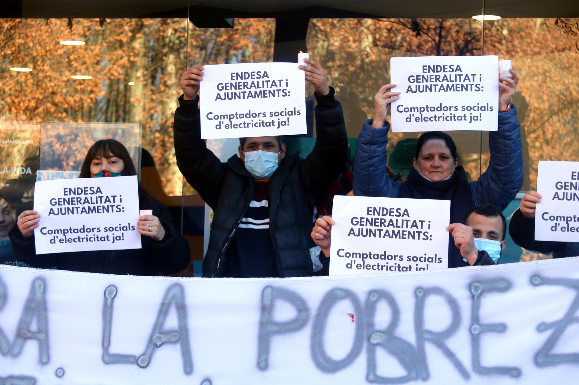 Famílies de blocs ocupats a Santa Coloma de Farners protesten que els han tallat la llum