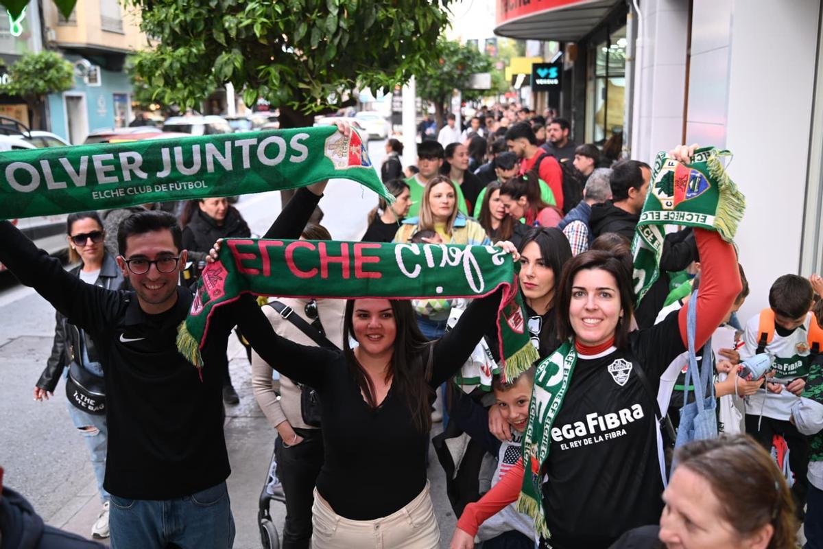 Aficionados del Elche hacen cola para la firma de Rafa Mir y Josan