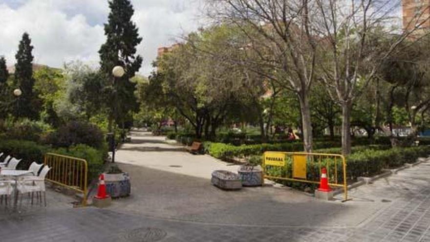 &quot;Las vallas en la plaza del Cedro no evitan el problema del botellón&quot;