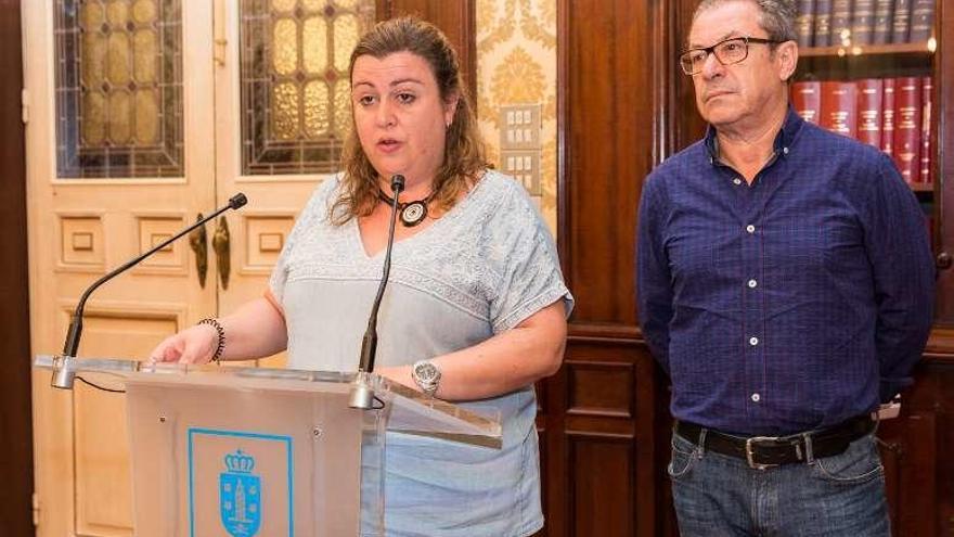 La concejal Rocío Fraga y el director del COF de Orillamar, Xosé Vidal.