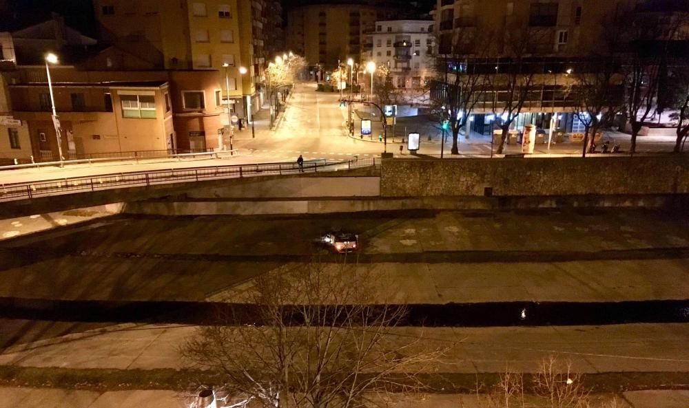 Un conductor begut s'estimba pel pont de l'Areny de Girona