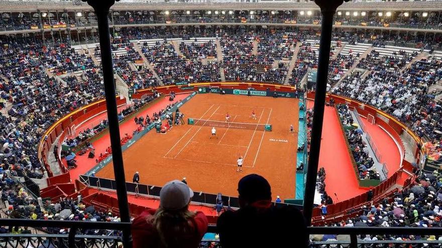 Una panorámica de la plaza de toros de Valencia durante el partido de dobles.