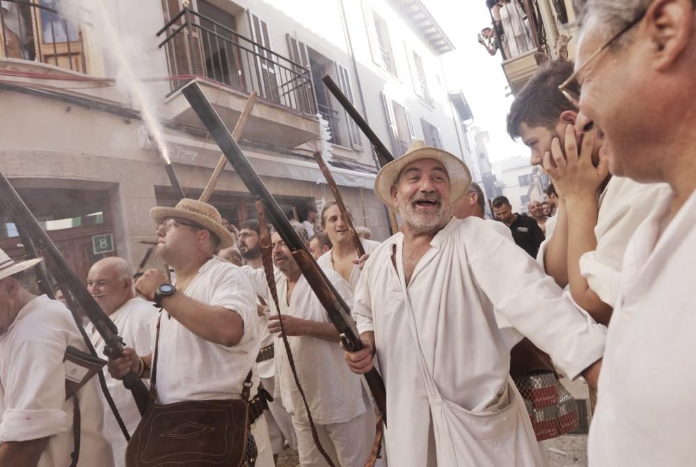 Und wieder war alles wie an jenem 30. Mai 1550, als die Piraten Pollença an der Nordostküste von Mallorca angriffen - und in die Flucht geschlagen wurden. Am Dienstag (2.8.) standen sich die Einwohner der Gemeinde in Nachthemden (die überfallenen Einheimischen) und bunter Piratentracht (die Eindringlinge) gegenüber, um die historische Schlacht nachzustellen.