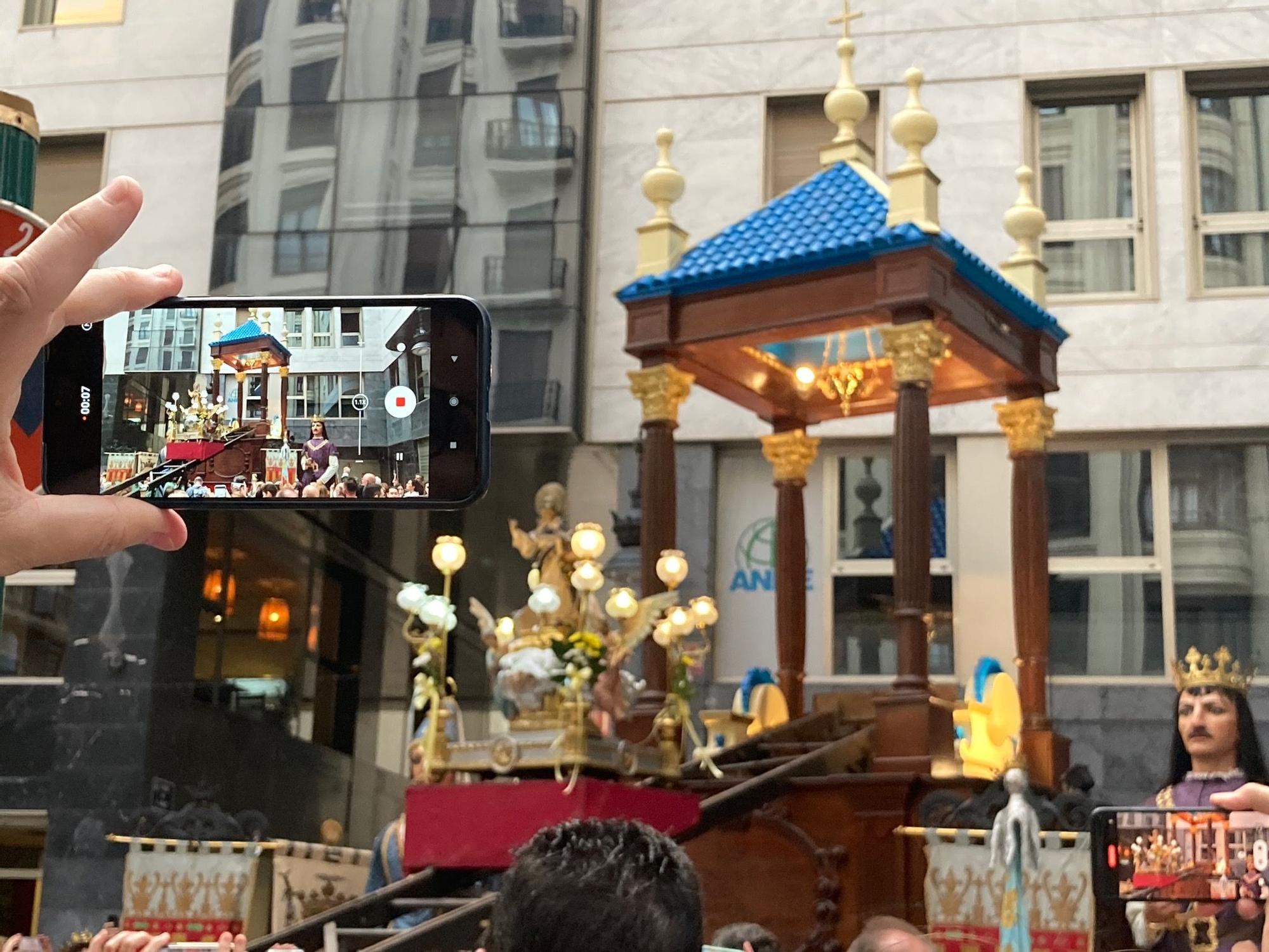 La calle San Vicente acoge la procesión "dels Xiquets" con tres generaciones falleras