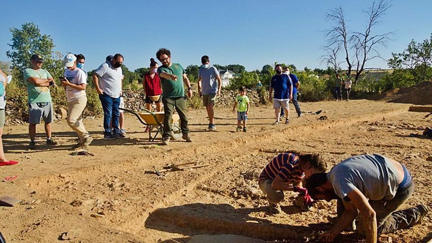 Vecinos de Rabanales visitan los trabajos. | Cedida por Zamora Protohistorica.