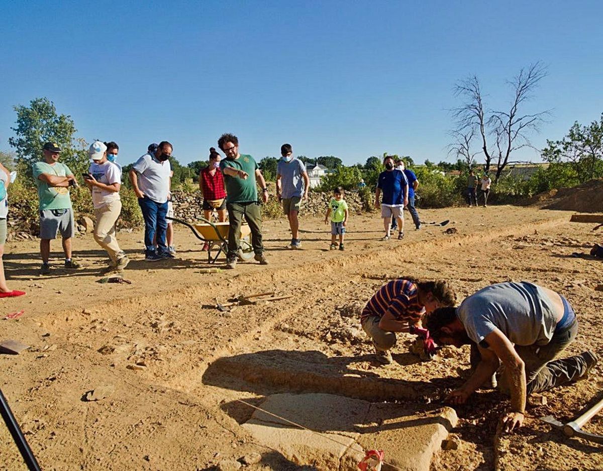 Vecinos de Rabanales visitan los trabajos. | Cedida por Zamora Protohistorica.