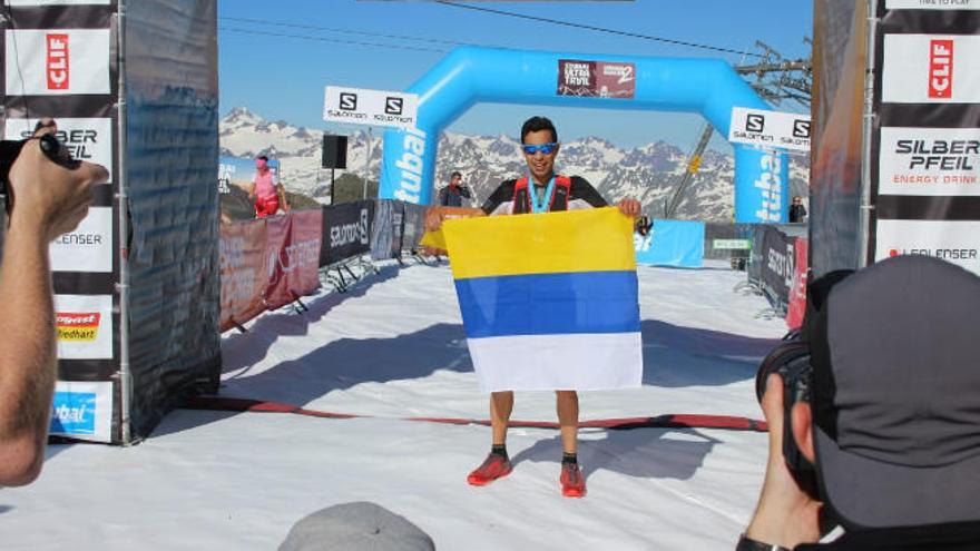 El deportista colombino, sobre el manto blanco del glaciar Stubai.