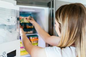Es posible descongelar el congelador sin desenchufarlo y con solo una  patata?
