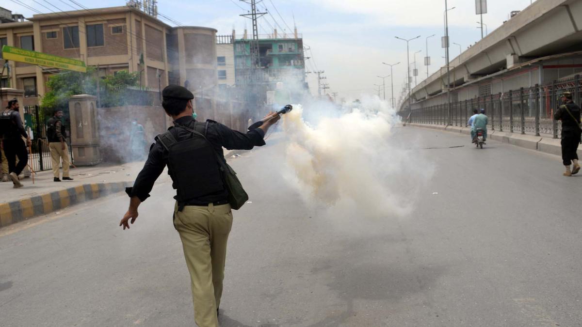 Protestas por la detención del ex primer ministro Imran Jan en Peshawar, Pakistán.