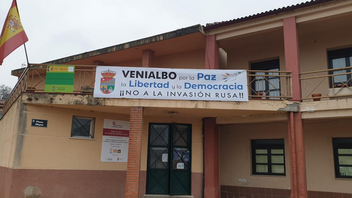 Pancarta contra la guerra de Ucrania colocada en Venialbo