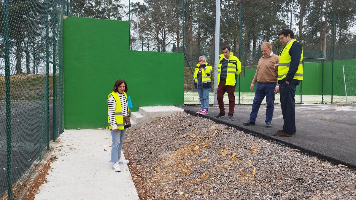 Gerardo Sanz y la edil Eva María Pérez, primeros por la izquierda, en la zona de obras.