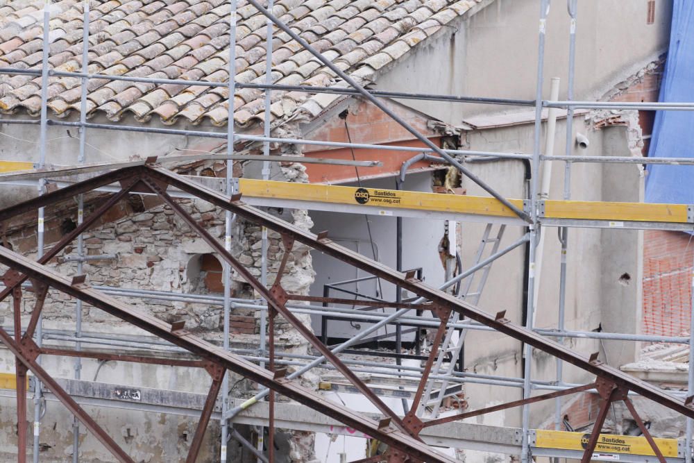 Desmunten el sostre de l'antic Cinema Modern de Girona