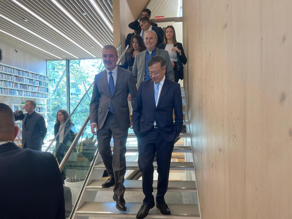 Juan Manuel Serrat se ha unido a la comitiva de Jaume Collboni y Gustavo Pietro
