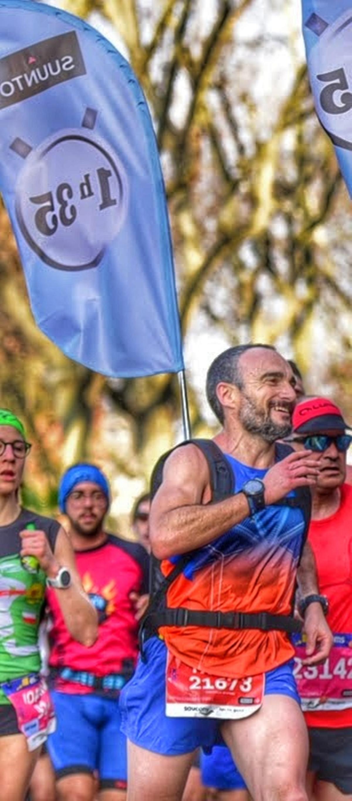 Txema haciendo de liebre en Barcelona.