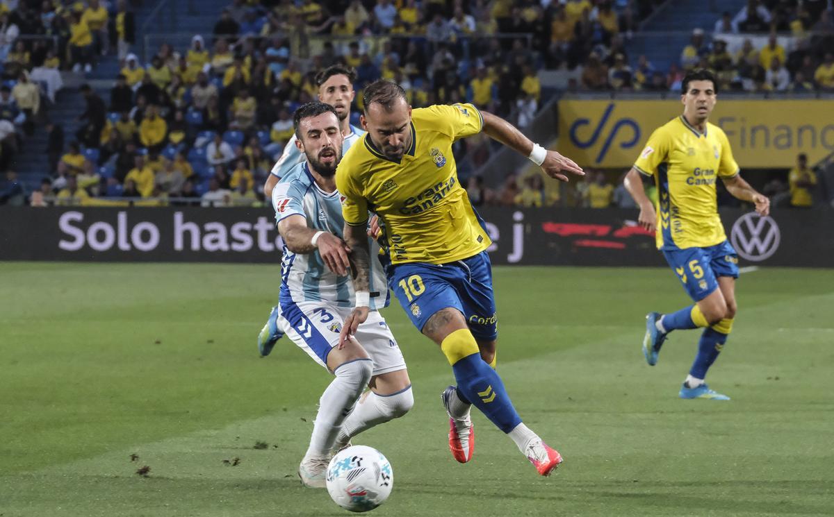 Jesé avanza con el balón y es frenado por Puga, el pasado domingo en la ida del playoff de ascenso.