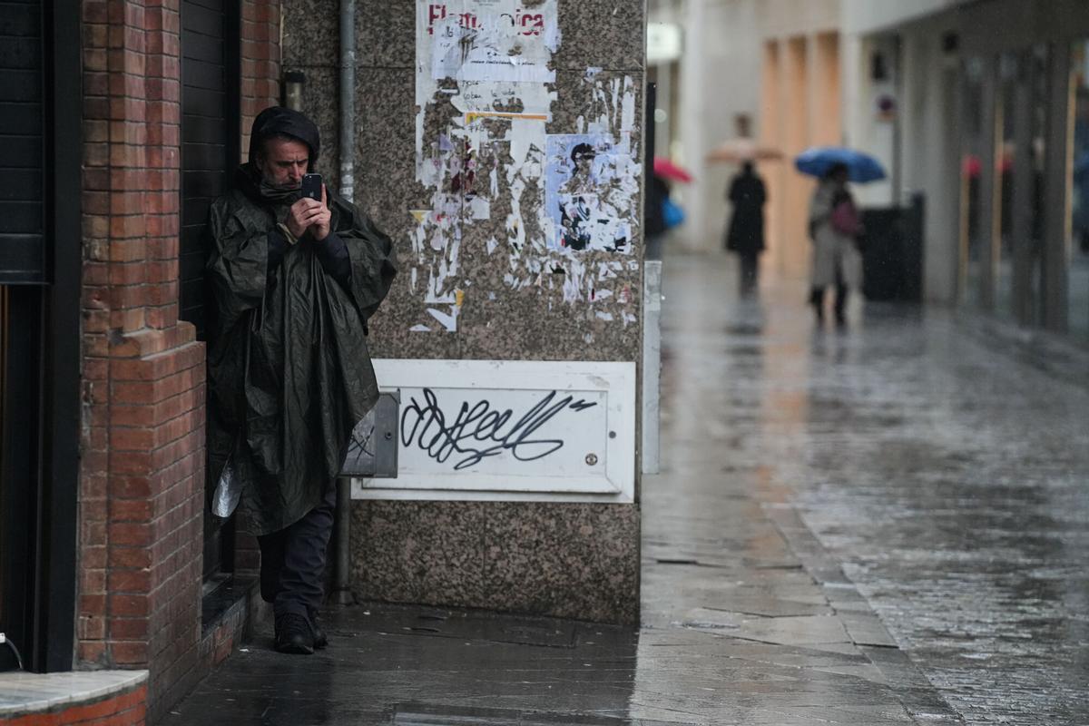 Transeúntes con paraguas en el centro de Sevilla durante el temporal de la borrasca Leonardo, que mantiene en alerta roja varios cauces de la provincia. Sevilla, España, 4 de febrero de 2026.