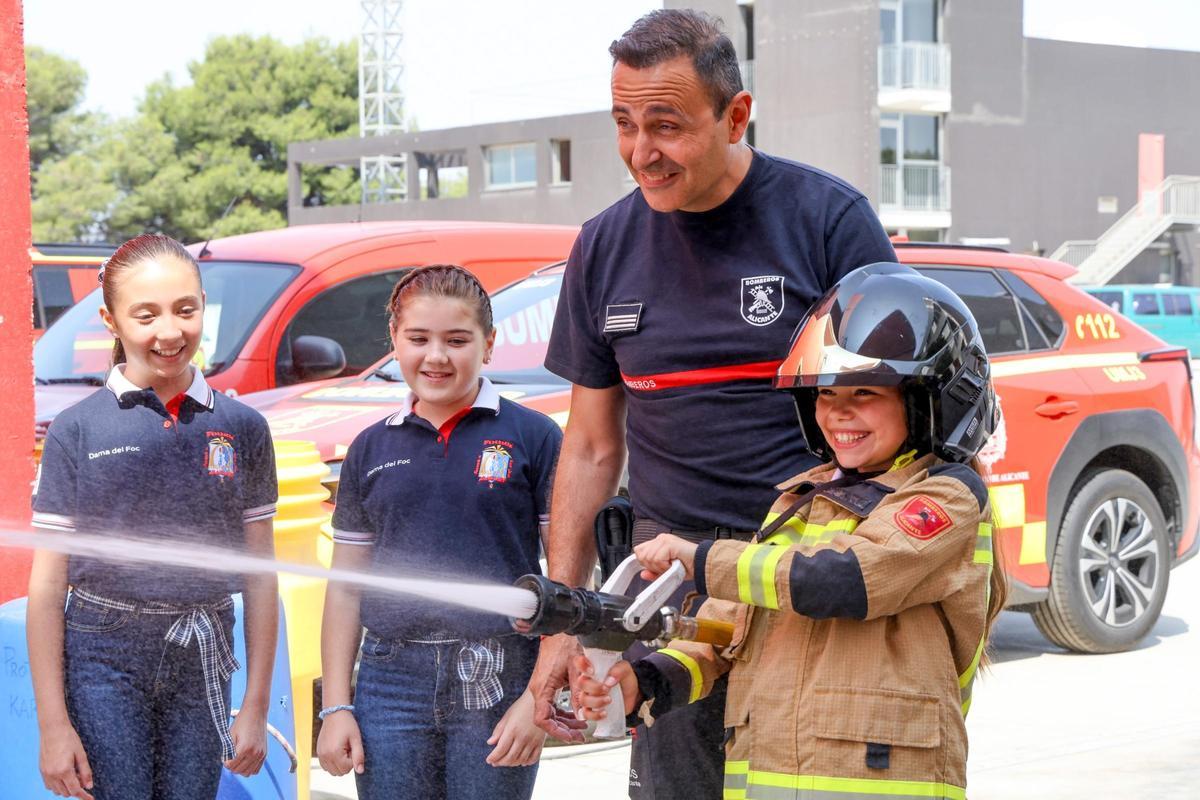 Visita al parque de Bomberos de la Belleas del Foc 2025 y sus damas de honor
