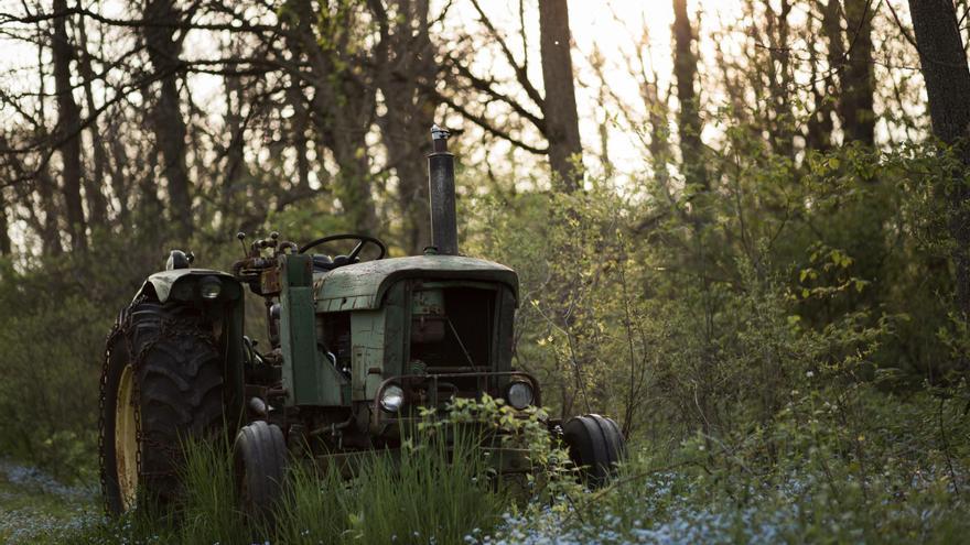 Muere tras volcar el tractor que conducía en Boiro