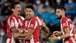 Luis Suárez celebra uno de sus goles, este martes en Getafe. 