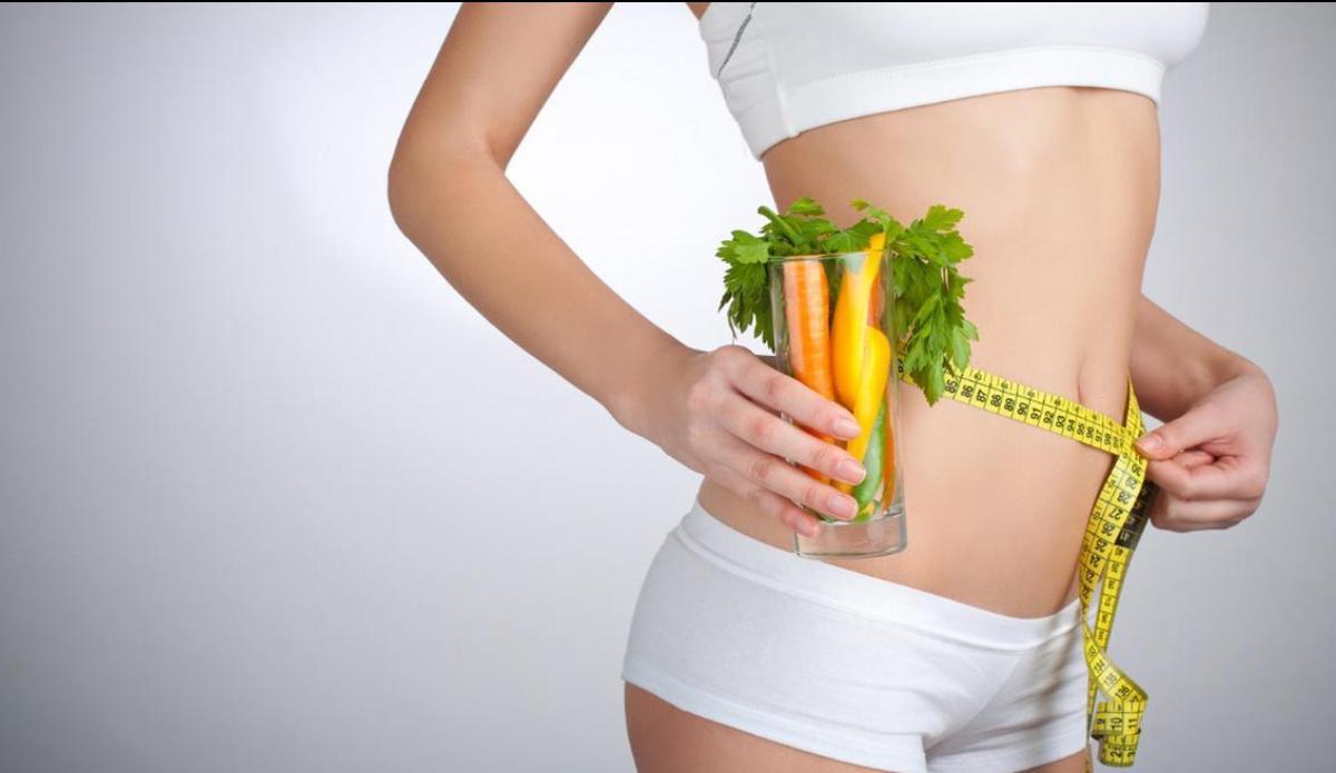 El metabolismo tiende a desacelerarse con la edad debido a varios factores, incluyendo la disminución de la masa muscular, cambios hormonales y una reducción de la actividad física.