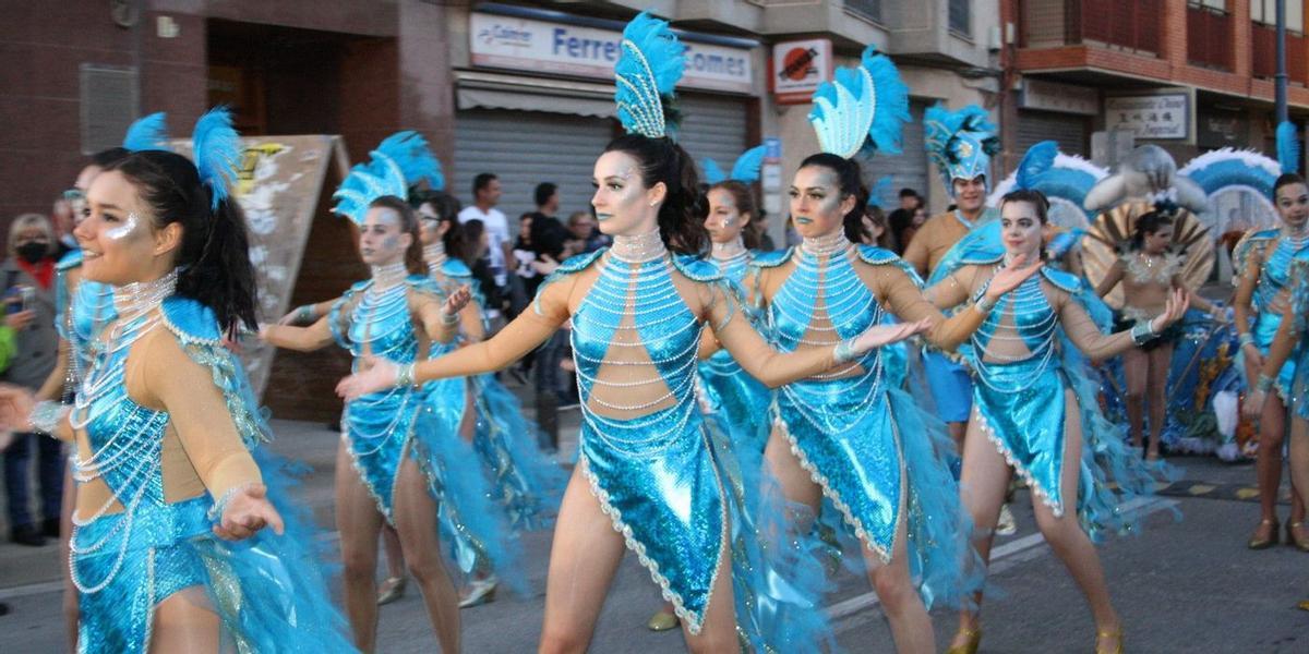 Miles de personas celebran cada año en el desfile del Carnaval de Vinaròs.