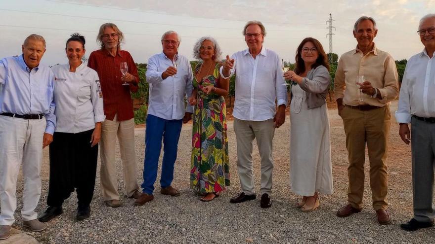 La junta de la Acadèmia, con algunos miembros y la cocinera Maria Salinas.