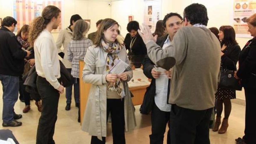 Algunos de los asistentes a la inauguración de una exposición sobre lucernas, en el Museo Torres.  // S.A.