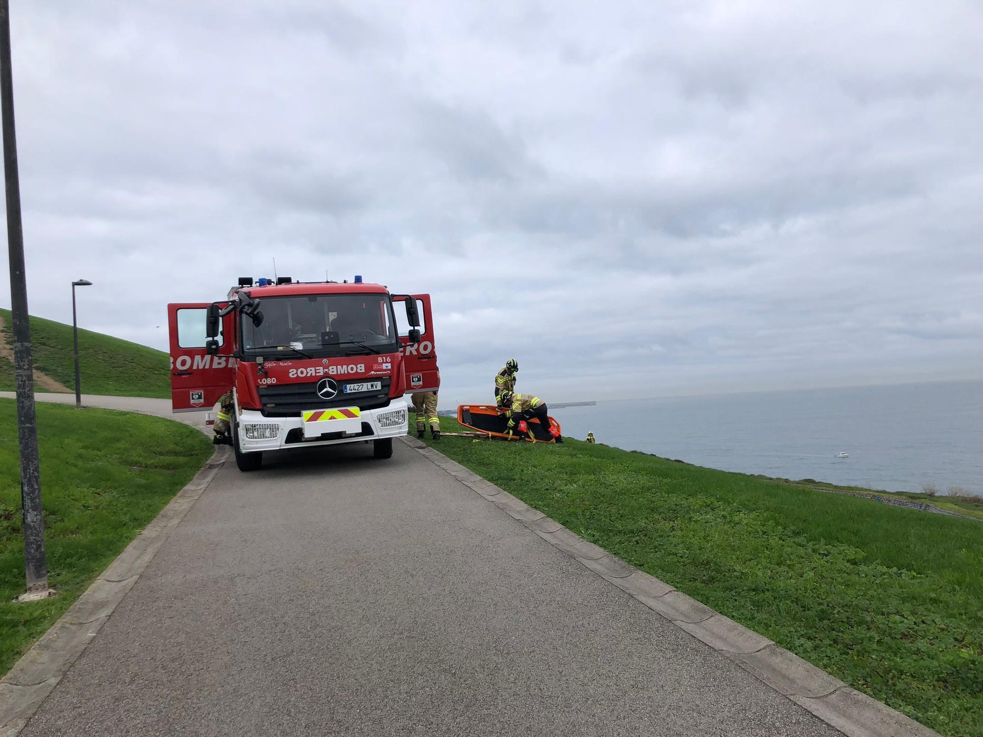 EN IMÁGENES: Rescatan a un joven en Gijón que se precipitó por un acantilado en el cerro de Santa Catalina