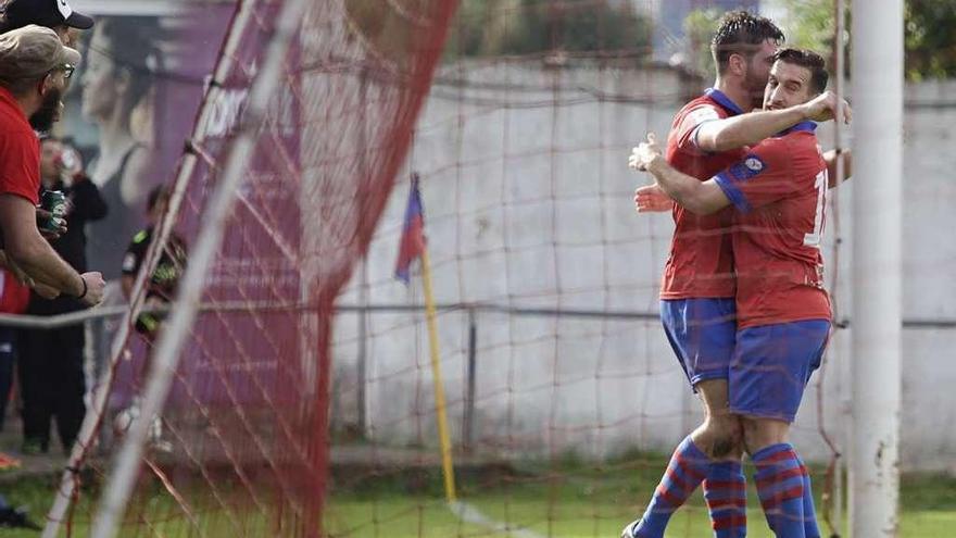 Jony y Josín celebran uno de los goles marcados esta temporada.