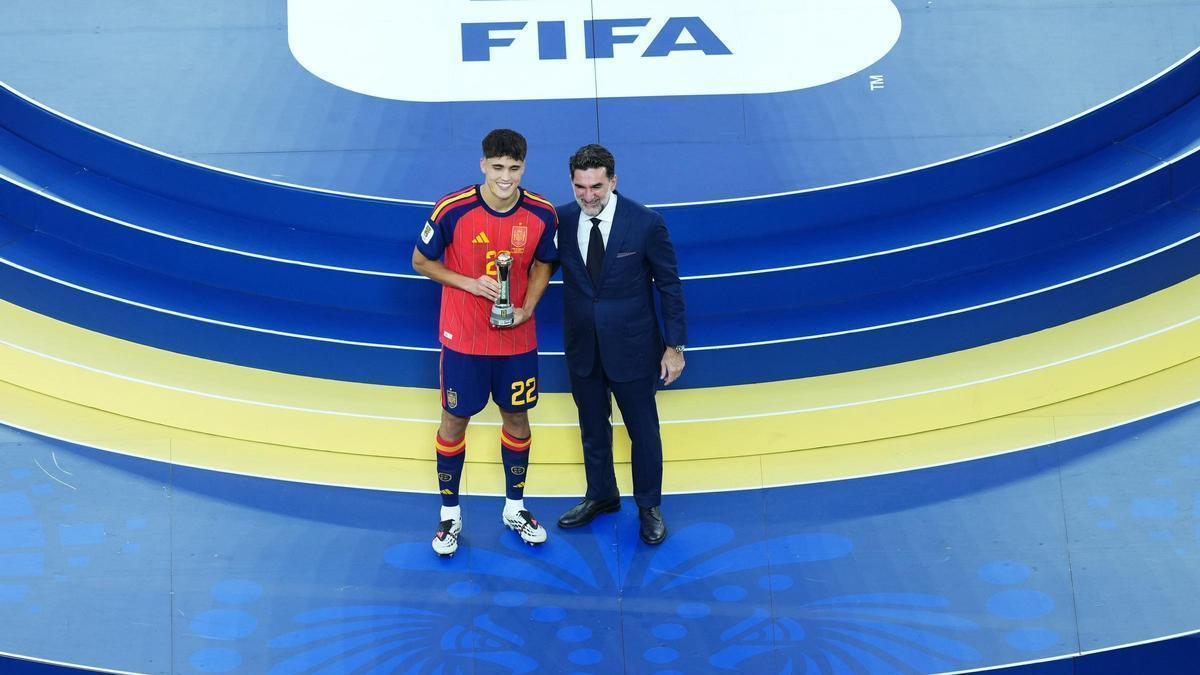 Pau Cubarsí amb el títol que l'acredita com a millor jove del mundial