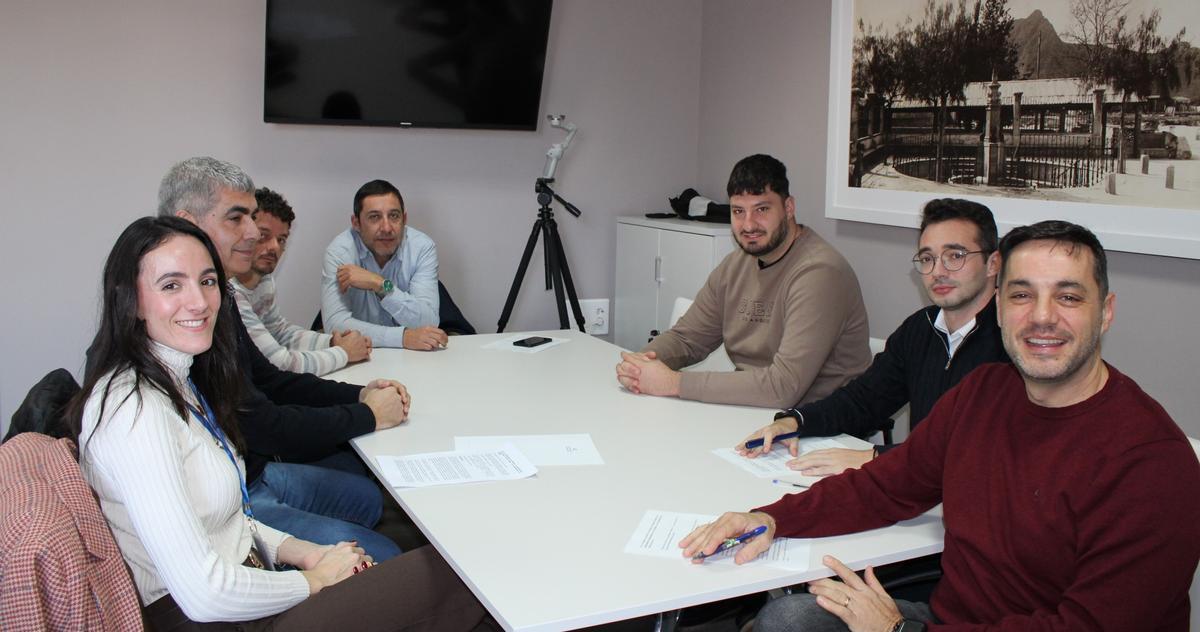 La firma del acta que supone recuperar la gestión municipal del suministro de agua