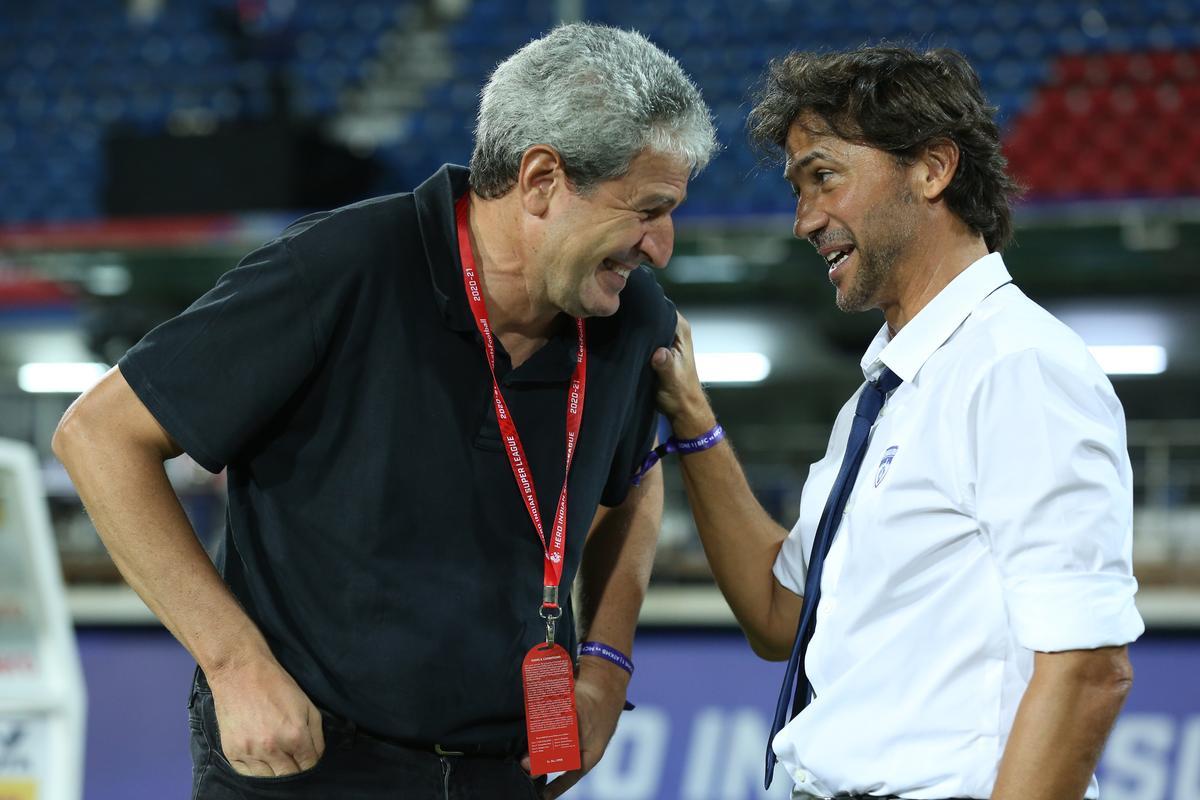 Carles Cuadrat y Manolo Márquez conversan antes de un partido en la India