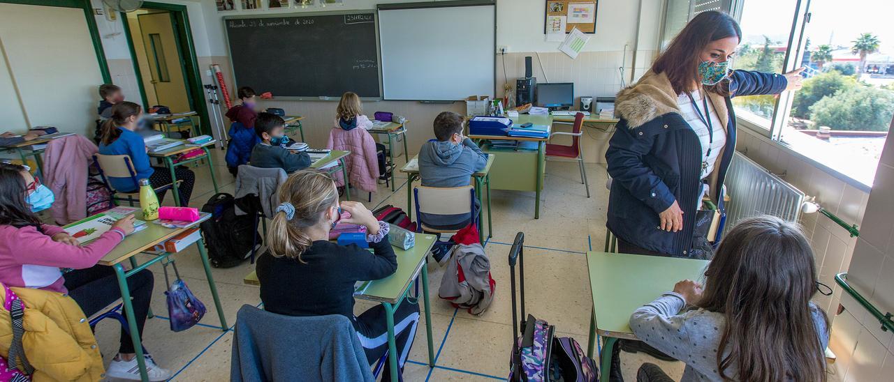 Aula de primaria con las ventanas abiertas contra el covid