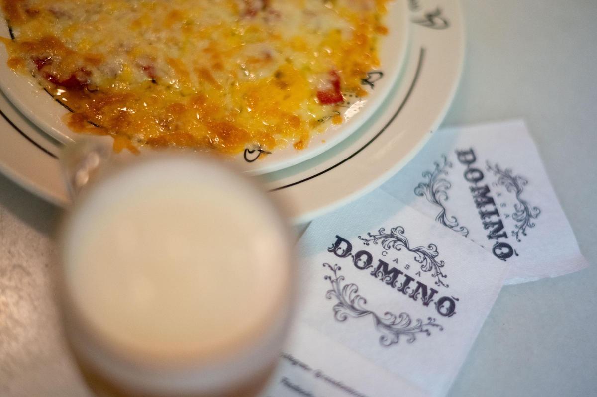 En imágenes | Casa Dominó, el bar de Zaragoza que dio origen a la tapa aragonesa más famosa: "La receta solo la sabe la familia"