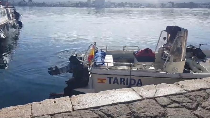 Un equipo de buzos voluntarios se sumerge para limpiar el fondo de la bahía de Sant Antoni