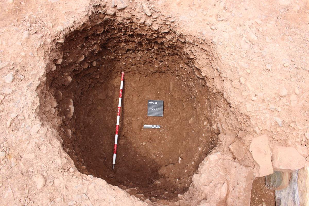 Durant les excavacions s’ha descobert una sitja amb abundants fragments de ceràmica grisa medieval