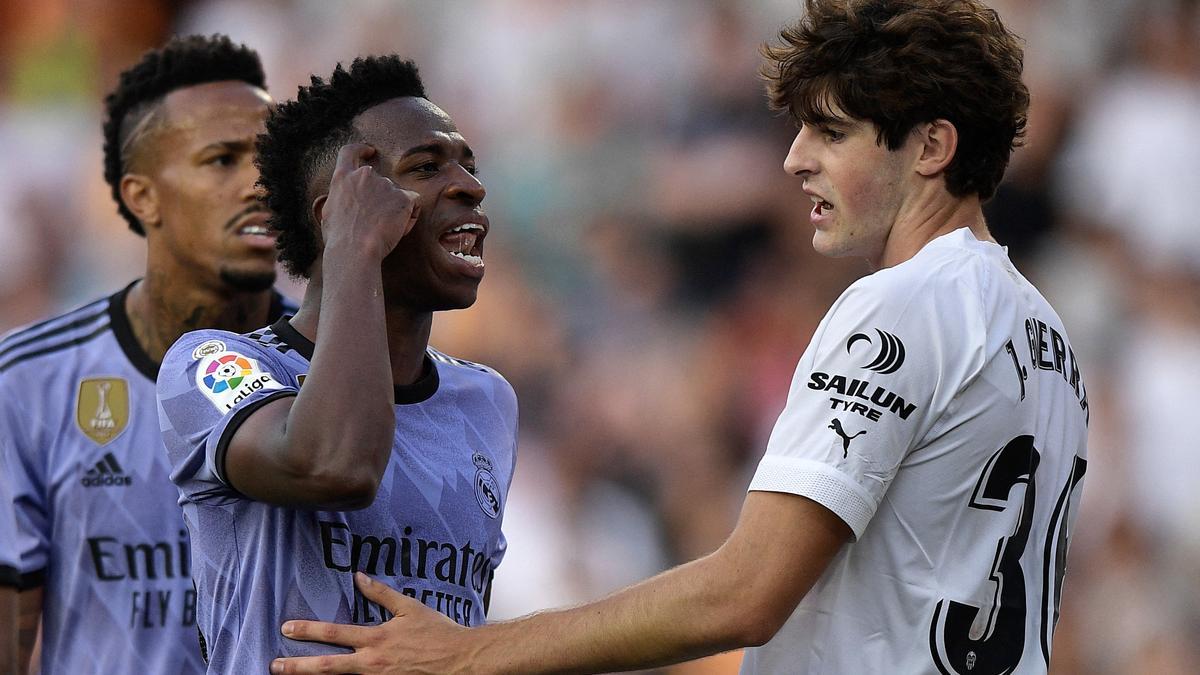 Vinicius durante una acción del partido contra el Valencia en Mestalla