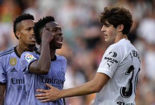 Vinicius acaba expulsado en Mestalla tras protagonizar una nueva polémica por presuntos insultos racistas