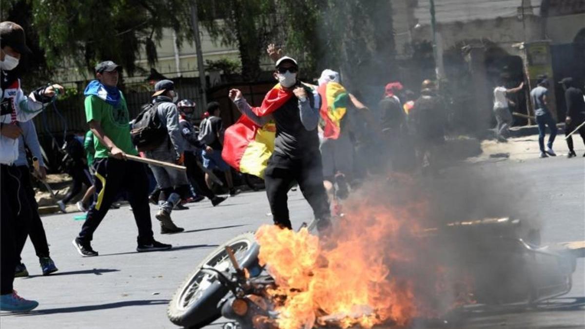 Protestas violentas en las calles de Bolivia por los resultados electorales.