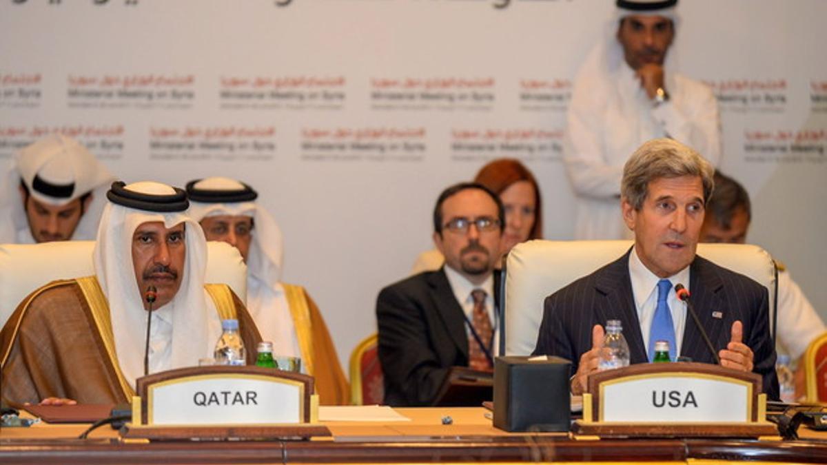 El secretario de Estado de EEUU, John Kerry (derecha), junto al primer ministro de Catar, Hamad al Zani.