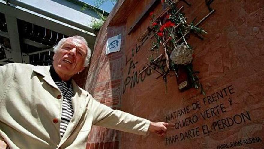 Miquel Jordà, davant el monument que recorda Joan Alsina a Santiago de Xile.