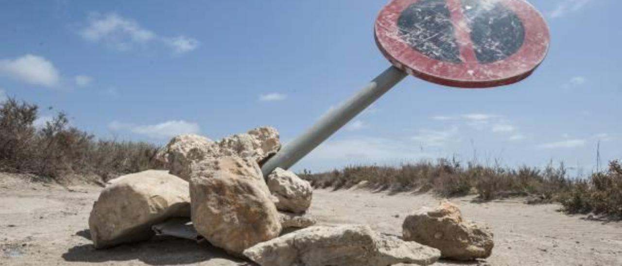 Intento en vano de blindar contra los coches la primera línea de playa frente a Aguamarga