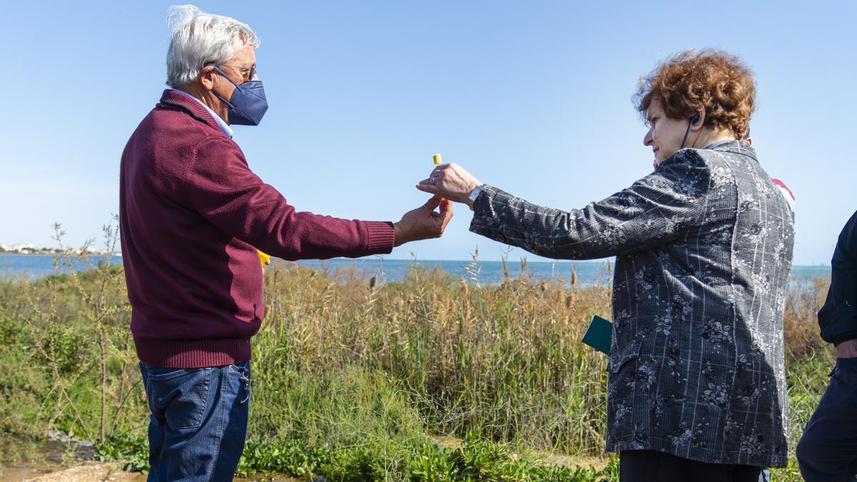 Ramón Pagán, de Pacto por el Mar Menor, entrega una muestra de agua del Albujón a la eurodiputada y jefa de la misión, Tatjana Ždanoka.