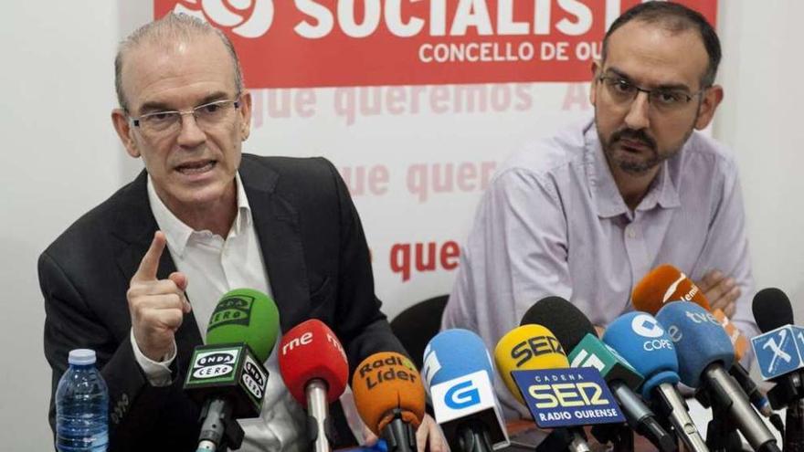 El portavoz socialista, Vázquez Barquero (izq.), y el edil Javier Rey, en su comparecencia. // Brais Lorenzo